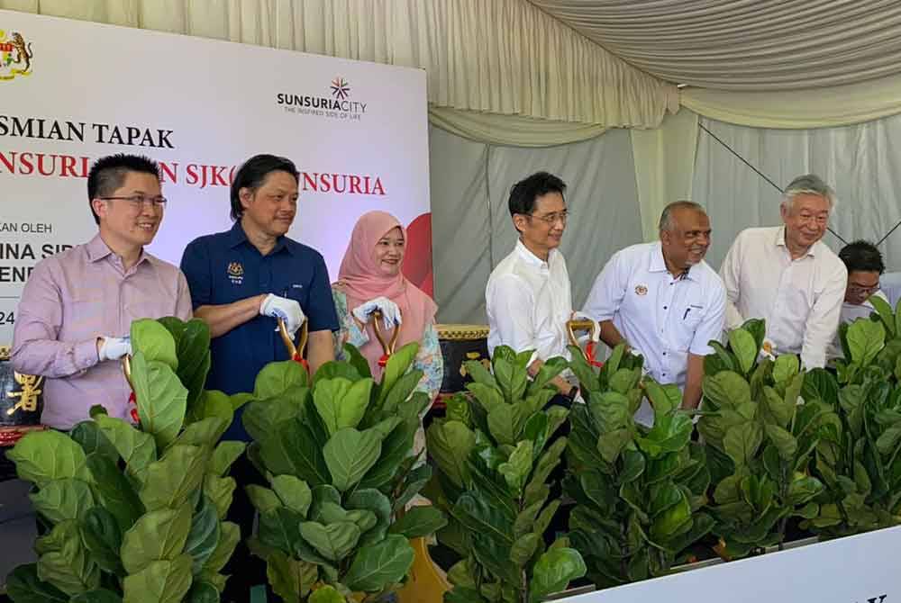 Fadhlina (tiga dari kiri) menanam pokok sebagai simbolik perasmian Tapak Projek Hab Pendidikan dan Sekolah Jenis Kebangsaan Cina (SJKC) Sunsuria di sini pada Sabtu.