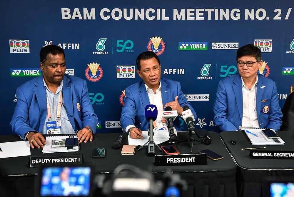 Mohamad Norza (tengah) bercakap pada sidang media selepas Mesyuarat Majlis Persatuan Badminton Malaysia di Axiata Arena, Bukit Jalil pada Sabtu, Foto Bernama