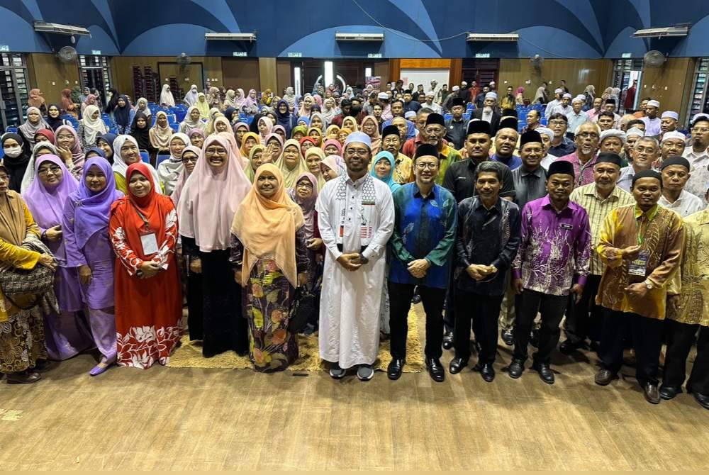 Dr Zulkifli (tengah) bergambar bersama peserta di Konvensyen Dakwah dan Tarbiah Kelantan 2024.