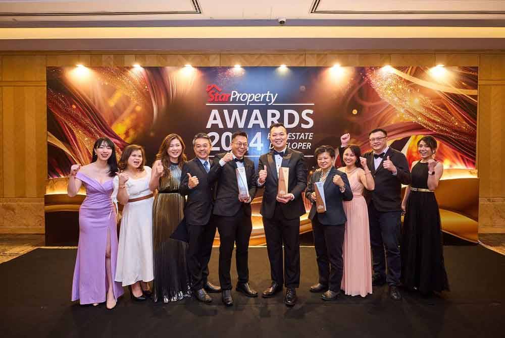 Barisan kepimpinan SkyWorld bersama anugerah yang dimenangi di StarProperty Awards 2024 baru-baru ini.