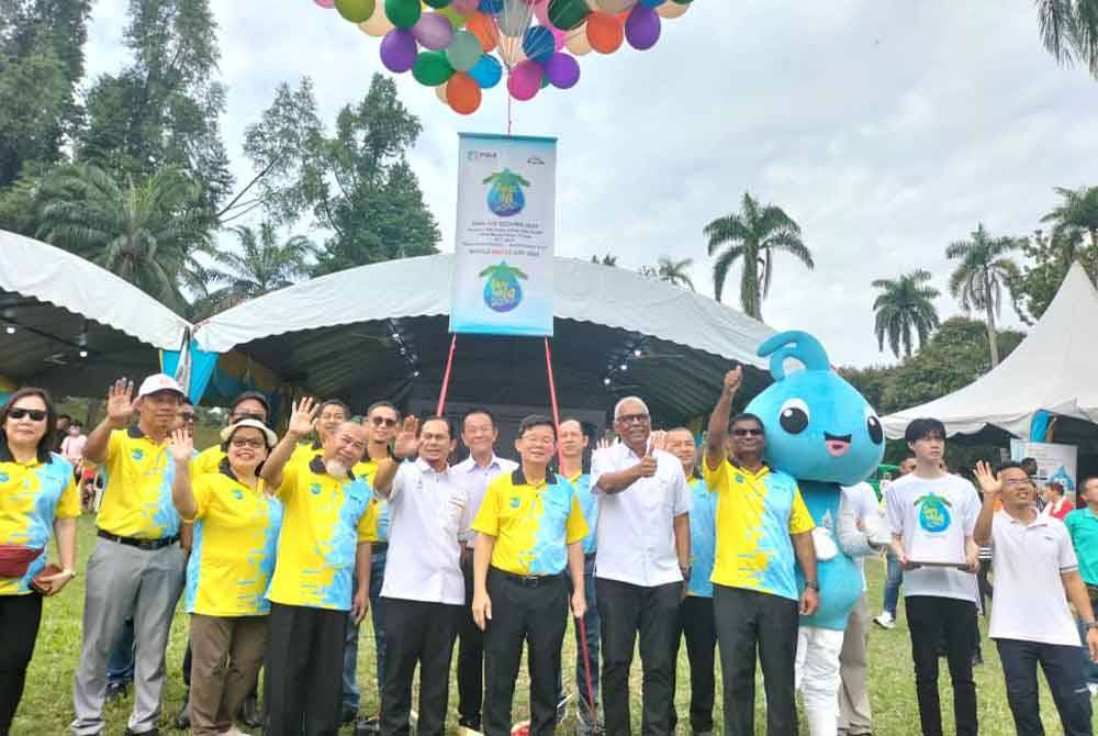 Kon Yeow (tengah) merasmikan Hari Air Sedunia 2024 di Taman Rekreasi Bukit Dumbar, George Town pada Sabtu.