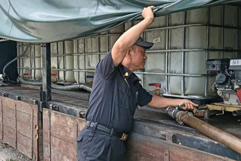 KPDN mengesan modus operandi menggunakan sebuah lori kanvas yang diubah suai tangki asal dengan membuat pembelian secara berulang di stesen minyak sekitar Ipoh. Foto: KPDN Perak