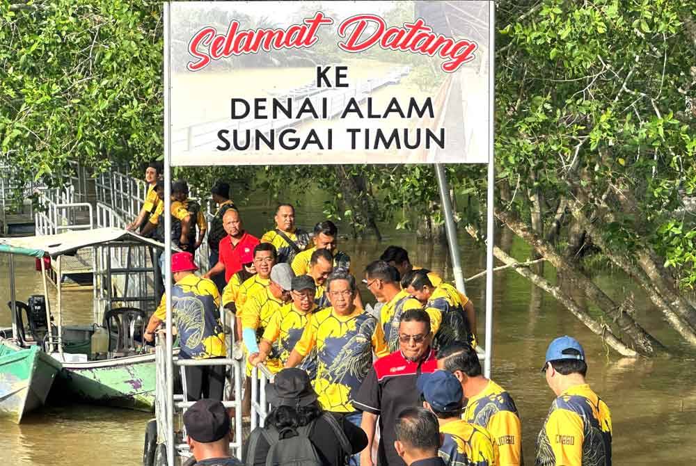 Jalaluddin (tengah) hadir pada Program Sopit Biru Sungai Timun.