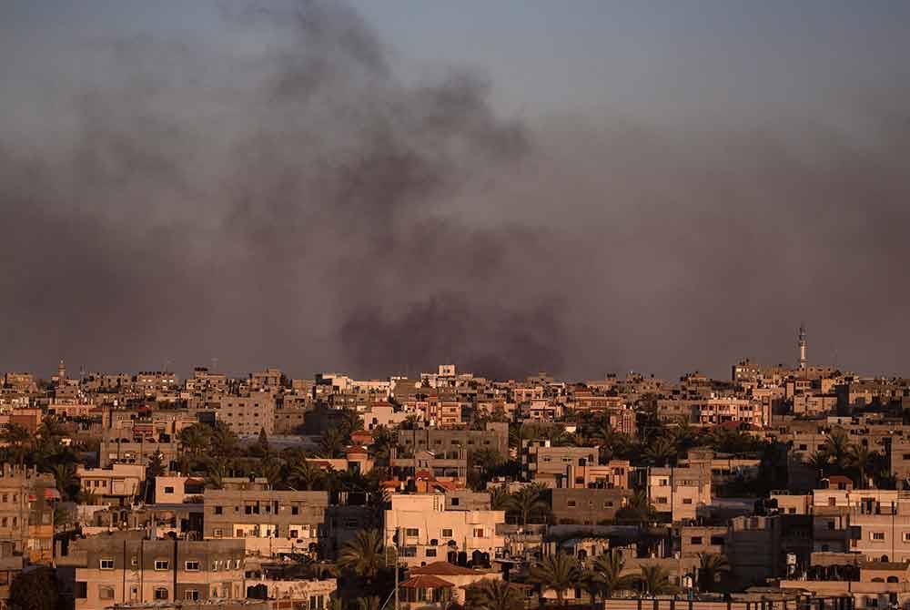 Asap kelihatan selepas serangan udara Israel ke atas Rafah di selatan Semenanjung Gaza. Foto EPA