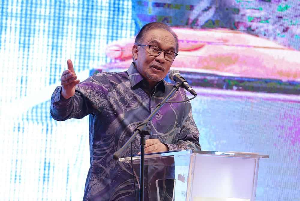 Anwar ketika berucap pada Majlis Konvensyen Madani di sebuah hotel pada Sabtu. Foto Bernama