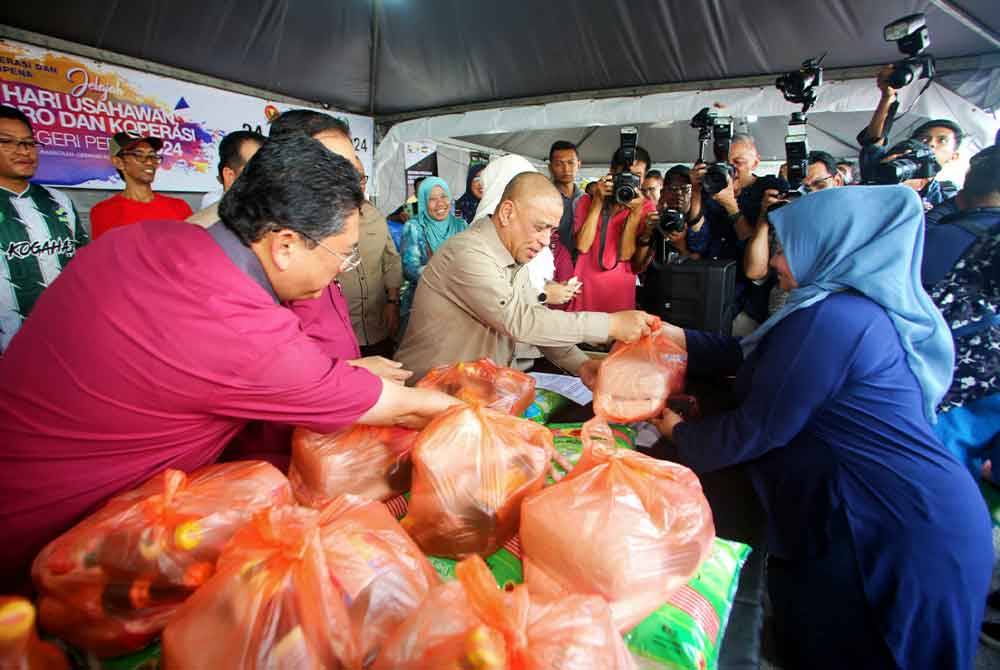 Saarani menyantuni pengunjung di Jualan Rahmah sempena SDSI dan Hari Jelajah Usahawan, Agro dan Koperasi Negeri Perak 2024 di Stadium Indera Mulia, Ipoh pada Sabtu.