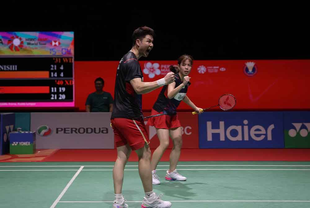 Aksi Soon Huat (kiri)-Shevon ketika menentang Tang Jie-Ee Wei pada separuh akhir Malaysia Masters di Axiata Arena, Bukit Jalil hari ini.