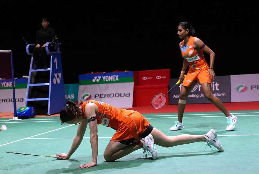 Pearly-Thinaah ketika menentang Yu-lim - Seung-chan pada aksi separuh akhir Malaysia Masters di Axiata Arena, Bukit Jalil hari ini.