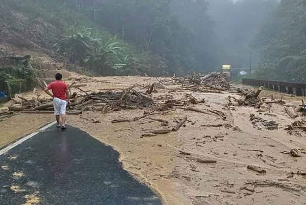 Keadaan cerun runtuh susulan hujan lebat berterusan di kawasan berkenaan pada Sabtu. - Foto Bernama