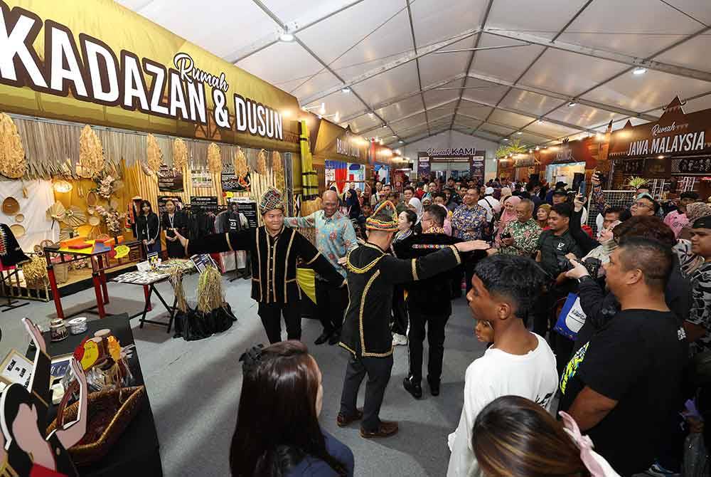 Pengunjung tertarik melihat tarian tradisional yang dipersembahkan etnik rumah Kadazan dan Dusun sempena Sambutan Minggu Perpaduan 2024 Peringkat Kebangsaan di Angsana Johor Bahru Mall pada Sabtu. Foto Bernama