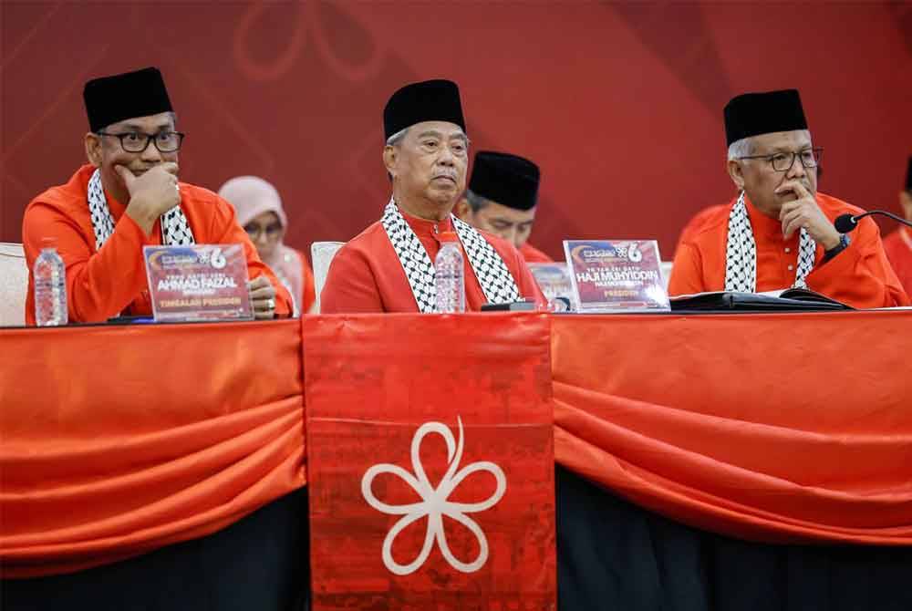 Trend penghijrahan ahli Bersatu secara beramai-ramai sejak kebelakangan ini didakwa dilakukan sebagai simbolik menuntut pengunduran Muhyiddin (tengah) daripada jawatan Presiden Bersatu.