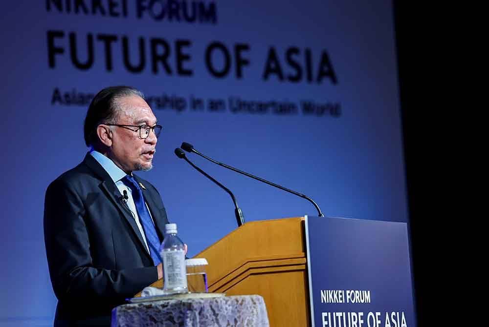 Anwar menyampaikan ucaptama semasa Persidangan Antarabangsa Masa Depan Asia ke-29 (Persidangan Nikkei). Foto Bernama