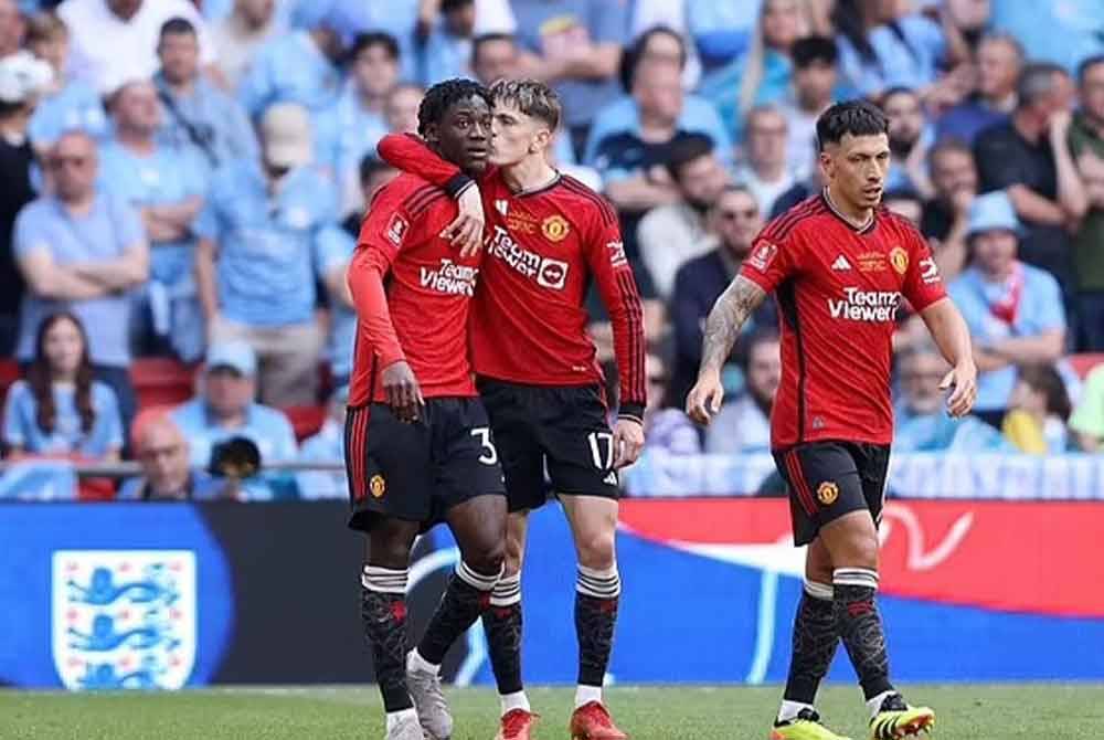 Garnacho (tengah) dan Mainoo (kiri) dua mesin gol United ketika menumbangkan City dalam perlawanan akhir Piala FA di Stadium Wembley pada Sabtu. Foto Agensi