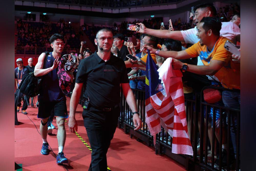 Zii Jia (kiri) akan menentang Axelsen dalam aksi final Malaysia Masters di Axiata Arena, Bukit Jalil pada Ahad. Foto Bernama