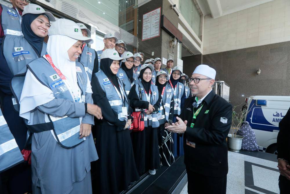 Syed Saleh (kanan) beramah mesra bersama 35 jemaah haji yang terpilih menjadi Sahabat Maktab di Hotel Al Fajer Al Badya 2.