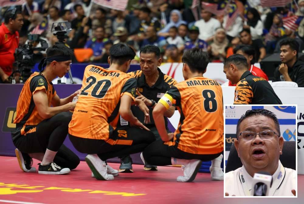 Ketua jurulatih negara, Ahmad Jais Baharun (tengah) akan merangka strategi berkesan untuk berdepan Thailand dalam aksi final Piala Dunia Sepak Takraw di Stadium Titiwangsa, Kuala Lumpur petang ini. Foto Bernama (Gambar kecil: Sumali)