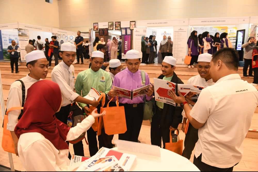 Pelajar-pelajar mengambil peluang melawat ke gerai pameran sempena Pameran Jom Masuk U (JMU) Zon Timur 1 2024.