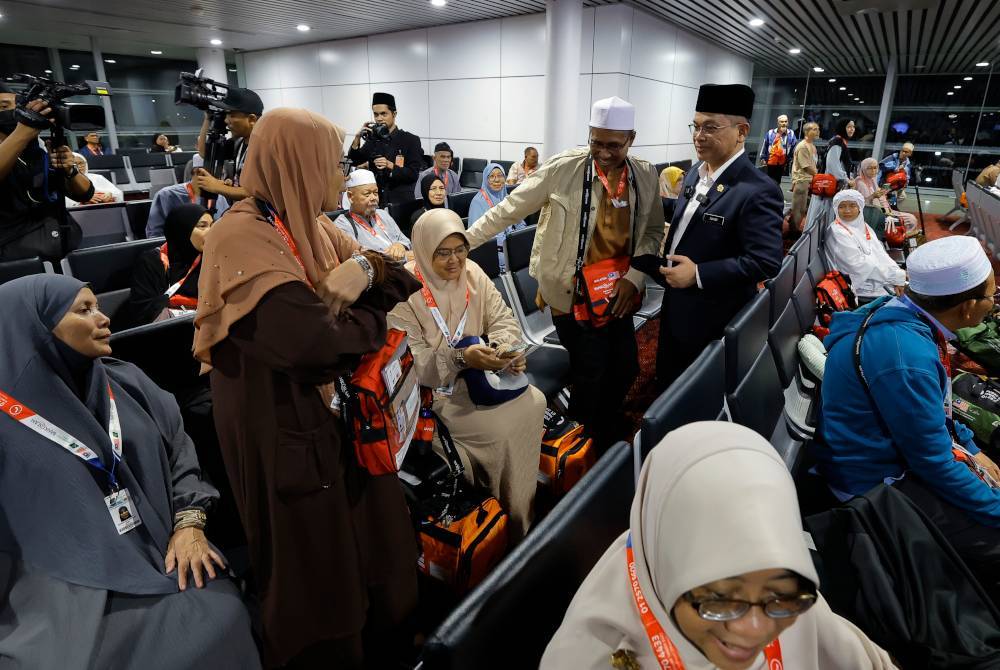 Mohd Na&#039;im menyantuni bakal jemaah haji sebelum berlepas ke tanah suci di Lapangan Terbang Antarabangsa Kuala Lumpur (KLIA). Foto Bernama