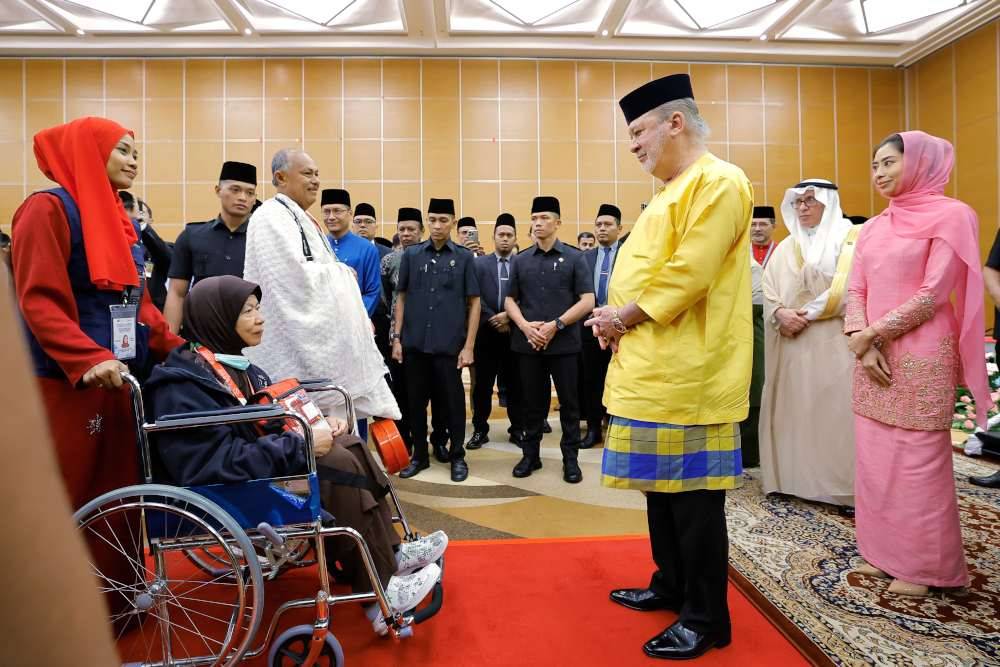 Sultan Ibrahim berkenan mengucapkan selamat jalan kepada bakal jemaah haji Malaysia, yang akan berlepas ke Tanah Suci bagi musim haji 1445H/2024 hari ini. Turut berangkat mengiringi baginda ke majlis itu anakanda Tunku Tun Aminah Sultan Ibrahim. Foto Bernama