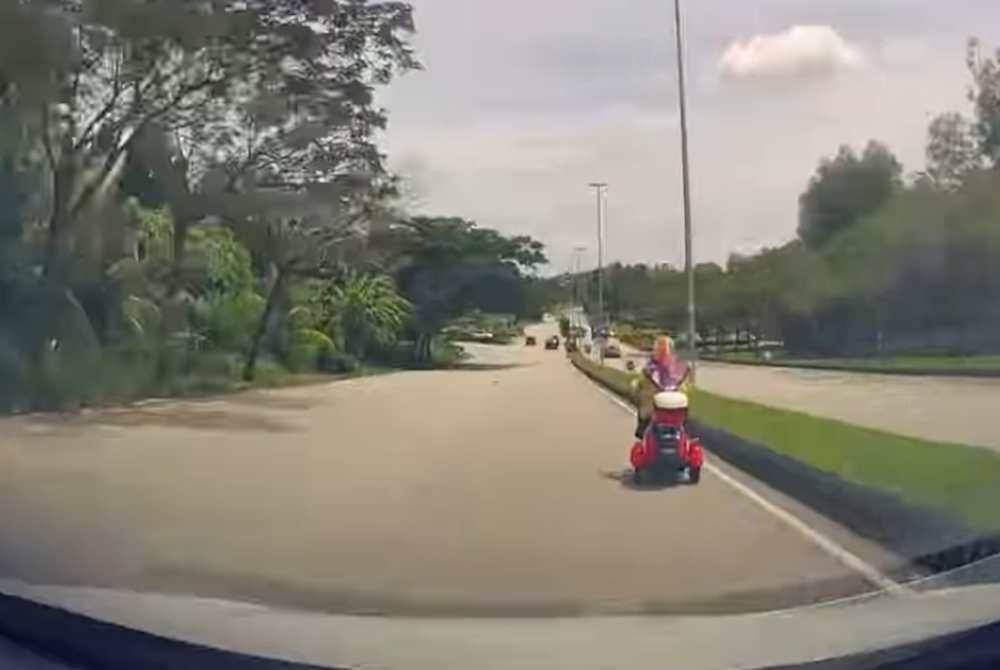 Video tular yang memaparkan penunggang mikromobiliti di Bandar Tasik Puteri, Rawang, di sini, pada Sabtu.