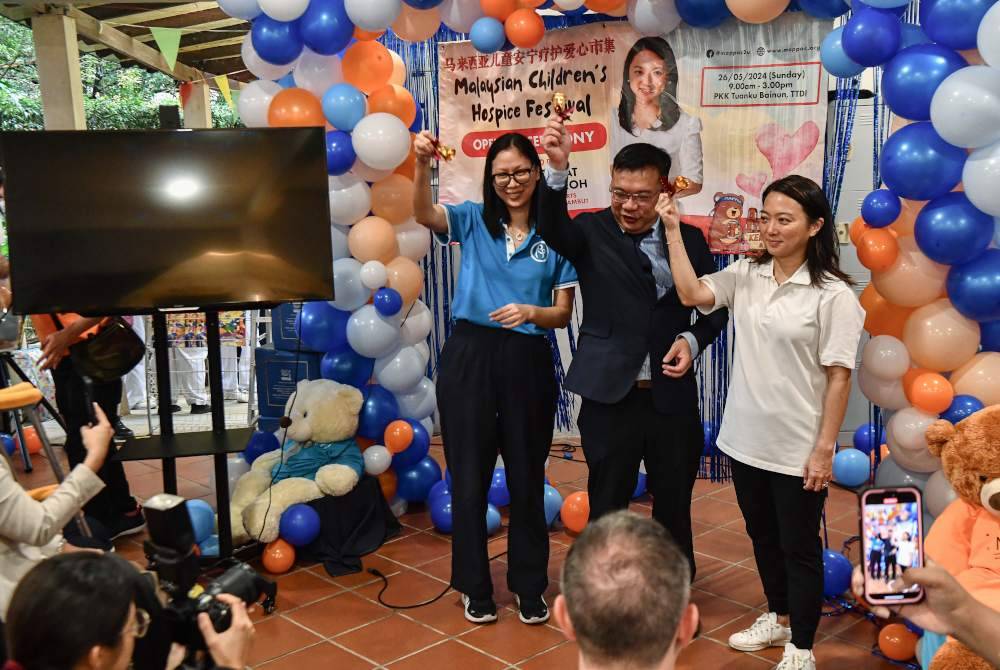 Hannah Yeoh (kanan) menyempurnakan gimik perasmian Festival Hospis Kanak-kanak Malaysia di Pusat Kreatif Kanak-kanak Tengku Bainun hari ini. Foto Bernama