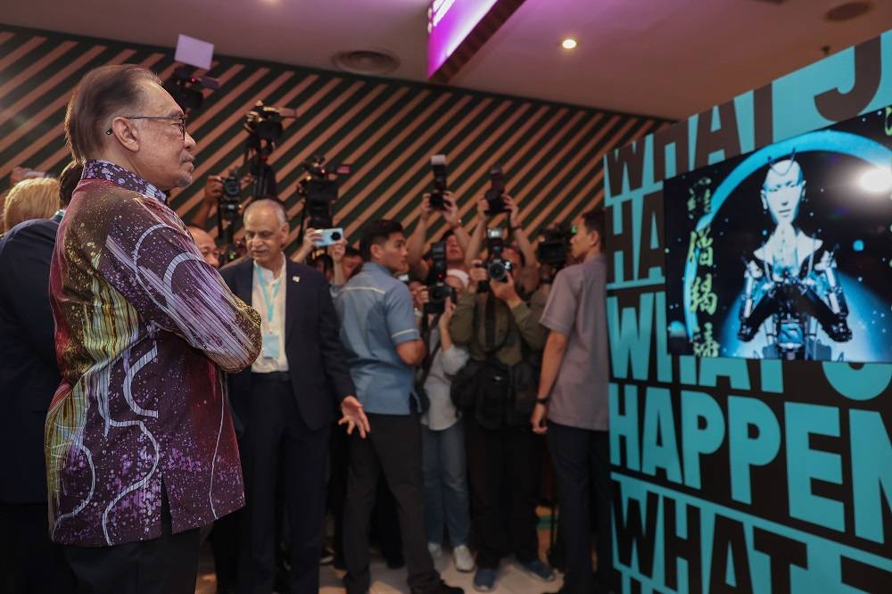 Anwar meluangkan masa melawat Pameran Era Pasca-Normal MADANI di Berjaya Times Square hari ini. - Foto: Bernama