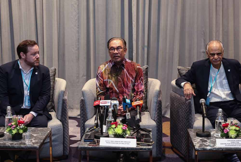 Anwar (tengah) ketika sidang akhbar selepas melawat Pameran Era Pasca-Normal MADANI di Berjaya Times Square, hari ini.- Foto: Bernama