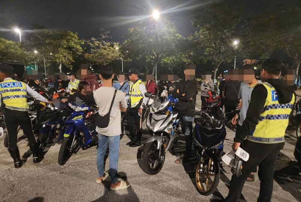 Antara penunggang motosikal yang diperiksa dalam Op Samseng Jalanan di Lebuhraya Guthrie, Sungai Buloh pada Sabtu.