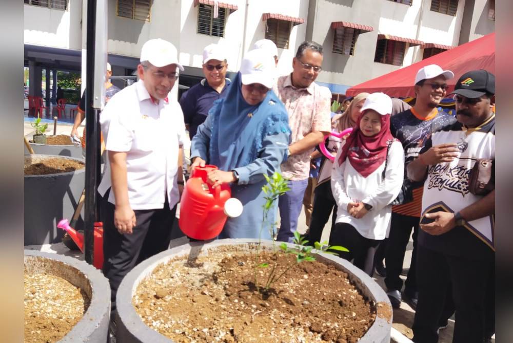 Aiman Athirah menyempurnakan acara penanaman pokok pada Program PKKB: Karnival Komuniti PPRS Pinggiran Putra 3 di sini pada Ahad.