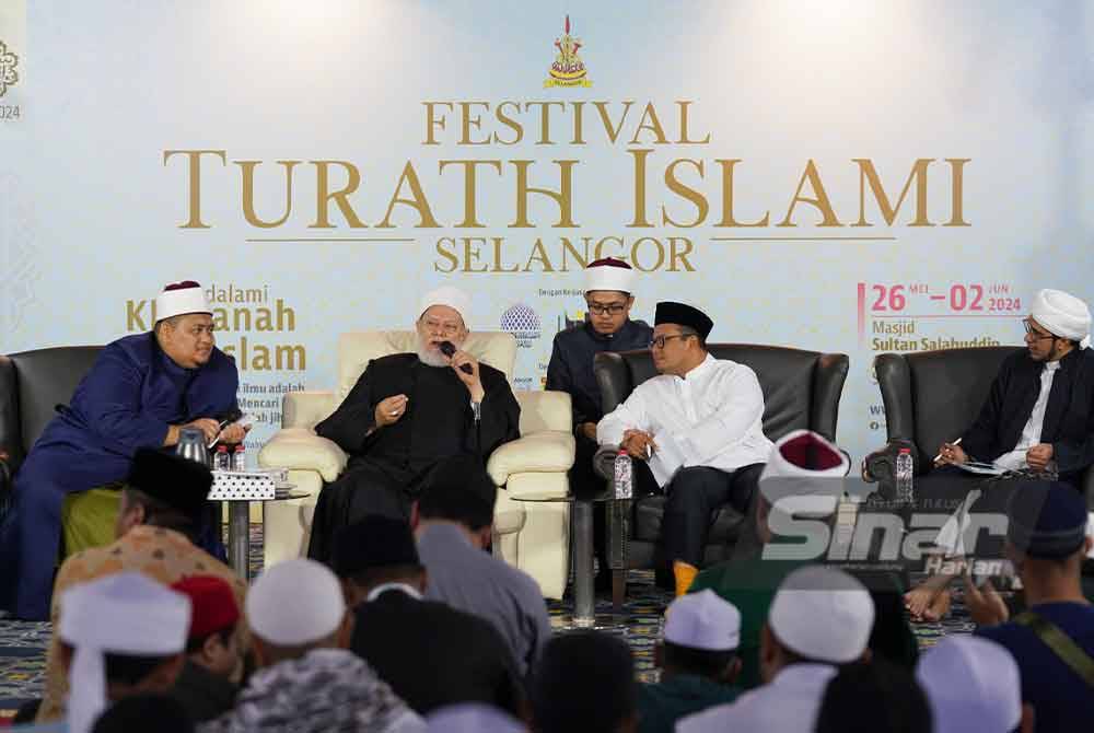 Bekas Mufti Besar Mesir, Professor Dr Ali Jum&#039;ah (dua kiri) menyampaikan Daurah Hadis 40 disaksikan oleh Menteri Besar Selangor, Datuk Seri Amirudin Shari pada Festival Turath Islami Selangor yang diadakan di Masjid Salahuddin Abdul Aziz Shah pada Ahad - FOTO SINAR HARIAN/ ROSLI TALIB