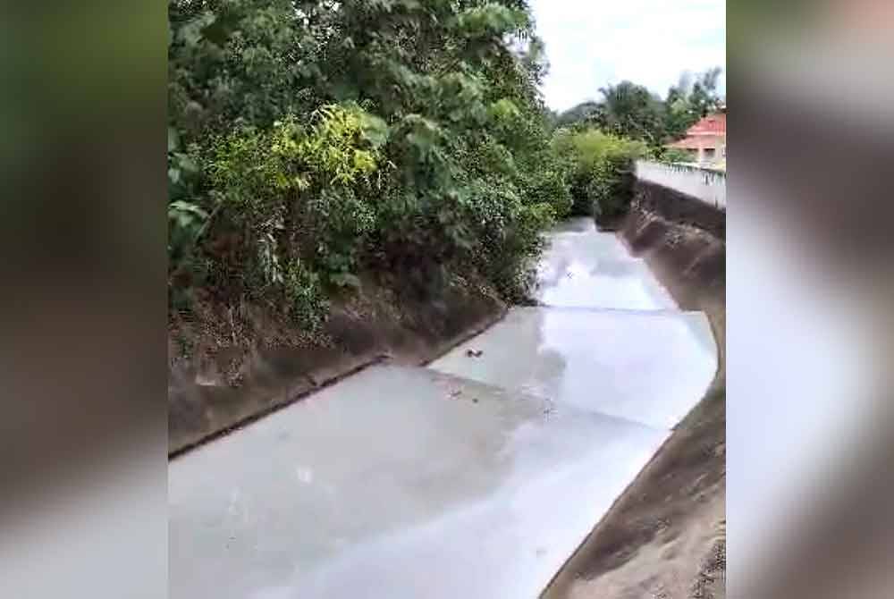 Tangkap layar video yang menunjukkan warna air sungai yang mengalir di belakang rumah penduduk di Taman Bandar Senawang.