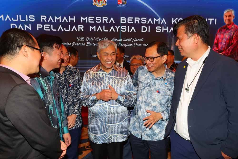 Ahmad Zahid (tengah) beramah mesra bersama pelajar Malaysia pada Majlis Ramah Mesra Bersama Komuniti Rakyat Malaysia dan Pelajar Malaysia di Shanghai pada Ahad. Foto Bernama