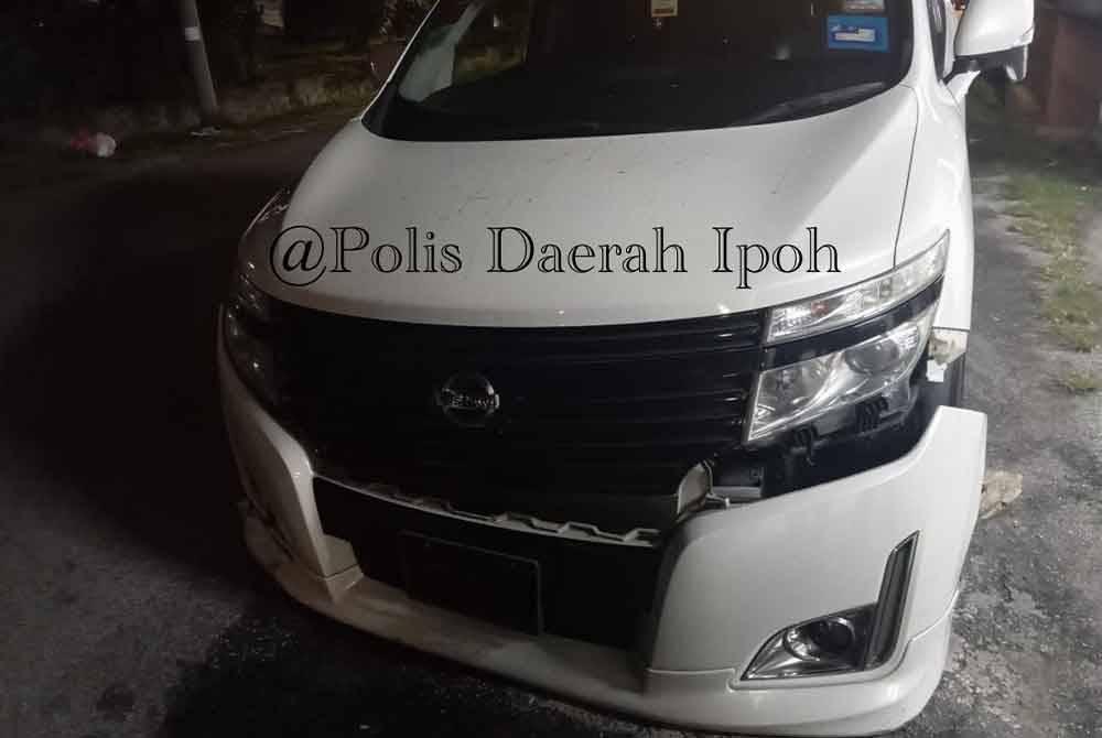 MPV milik suspek mengalami kerosakan setelah melanggar motosikal dinaiki pasangan suami isteri dan kereta di Ipoh. Foto: ihsan polis