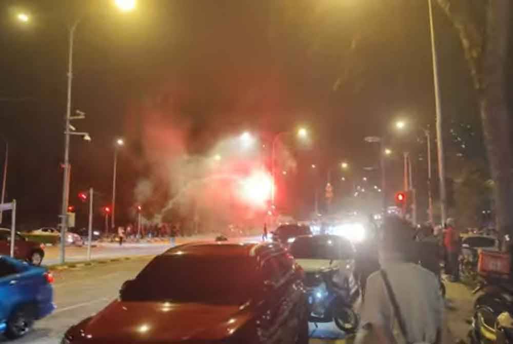 Video tular memaparkan insiden kekecohan selepas perlawanan bola sepak antara KL City menentang JDT di luar Stadium Cheras pada Sabtu.