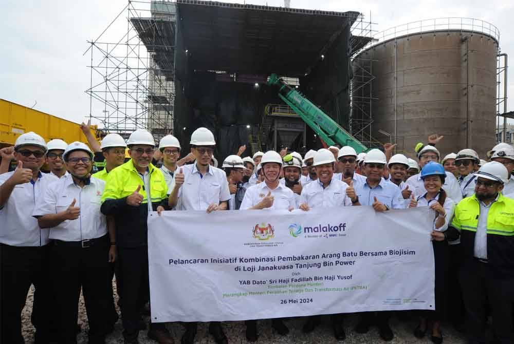 Fadillah bergambar di hadapan tempat pemprosesan biojisim sempena Majlis Pelancaran Projek Kombinasi Pembakaran Biojisim Malakoff Corporation Berhad di Kompleks Tanjung Bin, Pontian.