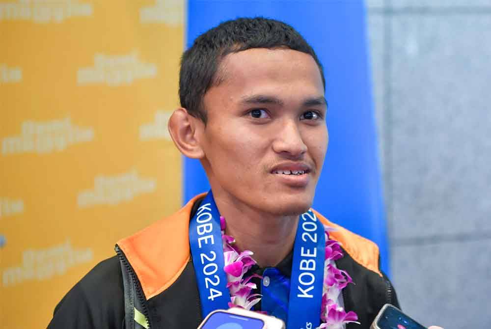 Muhammad Nazmi ketika ditemui media di Lapangan Terbang Antarabangsa Kuala Lumpur (KLIA) pada Ahad. Foto Bernama