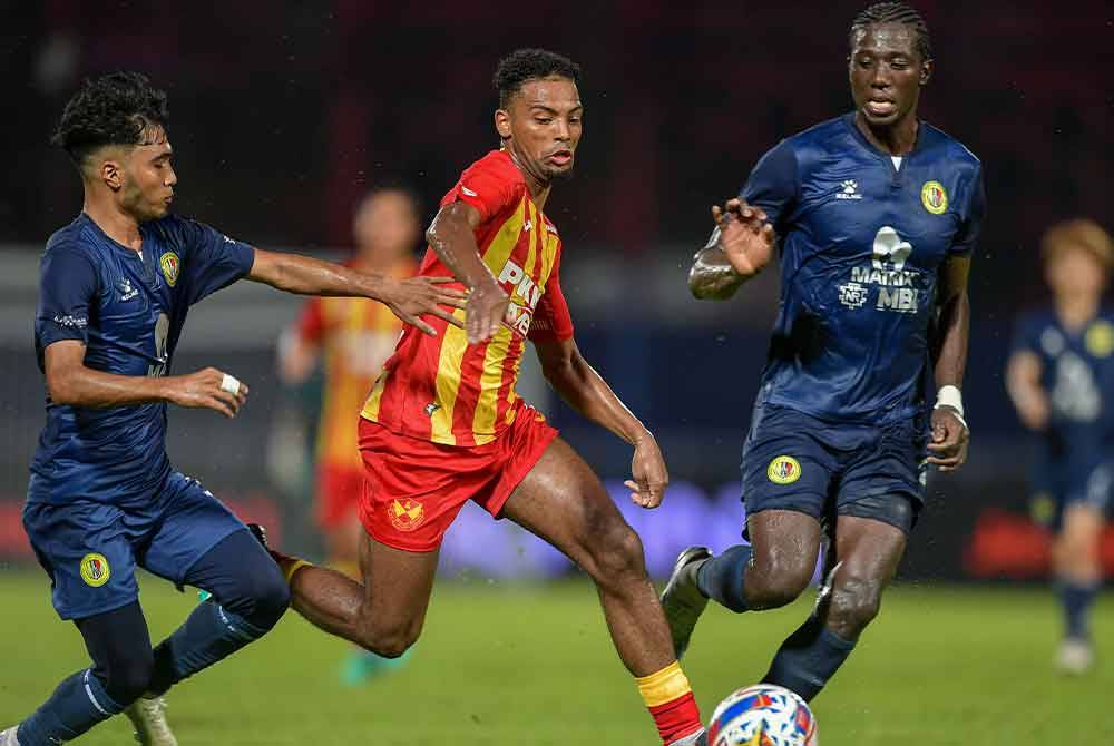 Pemain Selangor FC, Alvin Mateus (tengah) melepasi dua pemain Negeri Sembilan FC dalam saingan Liga Super di antara Selangor FC dan Negeri Sembilan FC di Stadium Bola Sepak Petaling Jaya pada Ahad. Foto Bernama