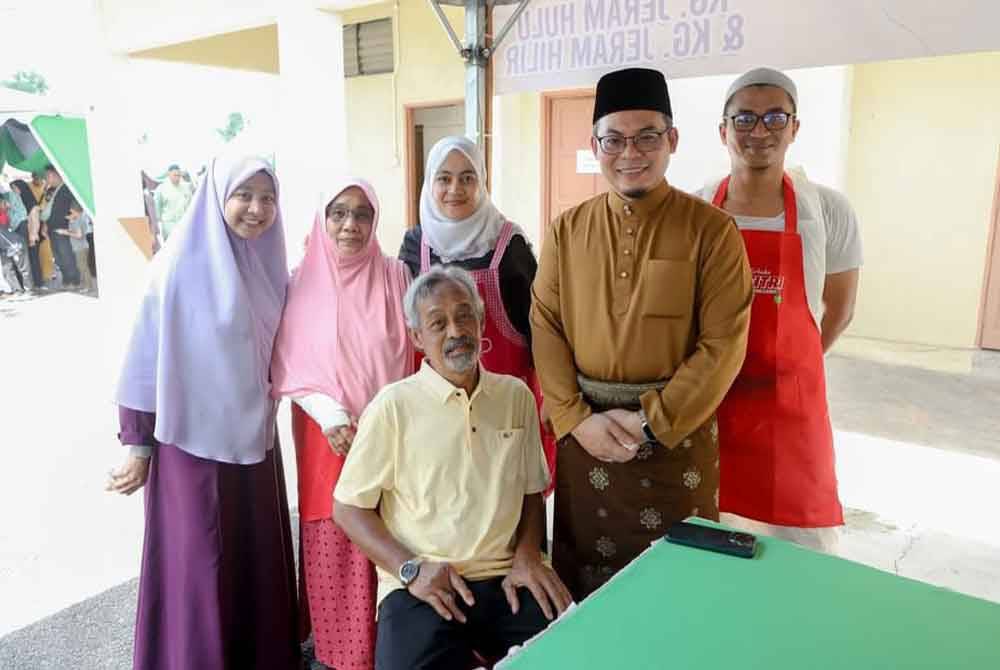 Hishamuddin (dua, kanan) ketika menghadiri aktiviti bersama masyarakat di DUN Tepuh, Kuala Nerus, Terengganu.