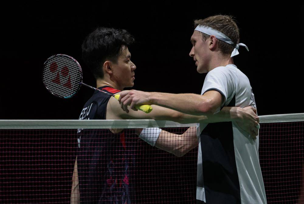 Zii Jia bersama pemain Denmark, Viktor Axelsen (kanan) pada pusingan akhir perlawanan Kejohanan Badminton Masters Malaysia Axiata Arena, Bukit Jalil pada Ahad. Foto Bernama