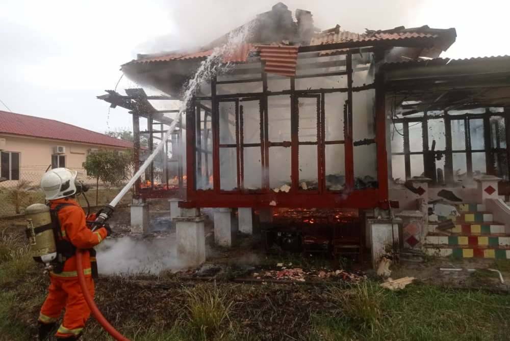 Bomba memadam kebakaran sebuah rumah di Kampung Seri Kendong, Kota, Rembau pada Isnin. Foto ihsan bomba