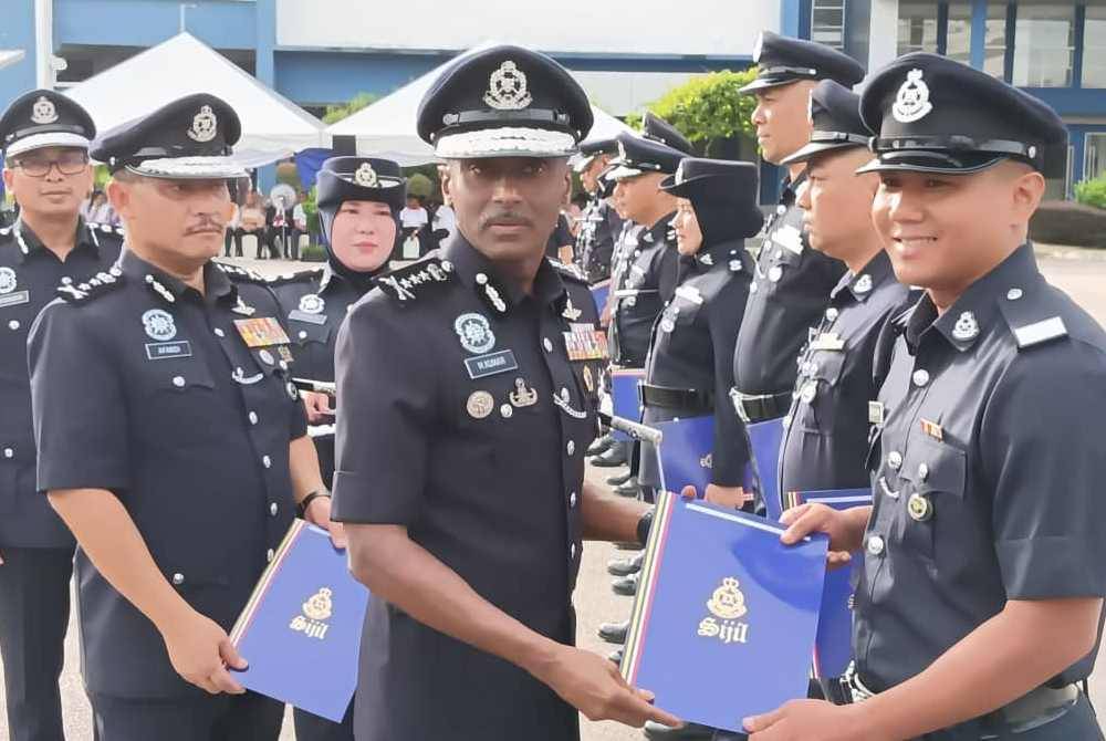 Kumar menyampaikan sijil penghargaan kepada anggota polis dalam Perhimpunan Bulanan Ketua Polis Johor di Dataran Kawad Ibu IPK Johor, Johor Bahru pada Isnin.