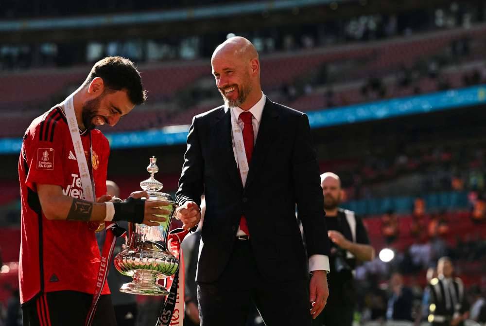 Ten Hag (kanan) dan pemain tengah United, Bruno Fernandes ketika mereka memenangi Piala FA menentang Manchester City. Foto AFP