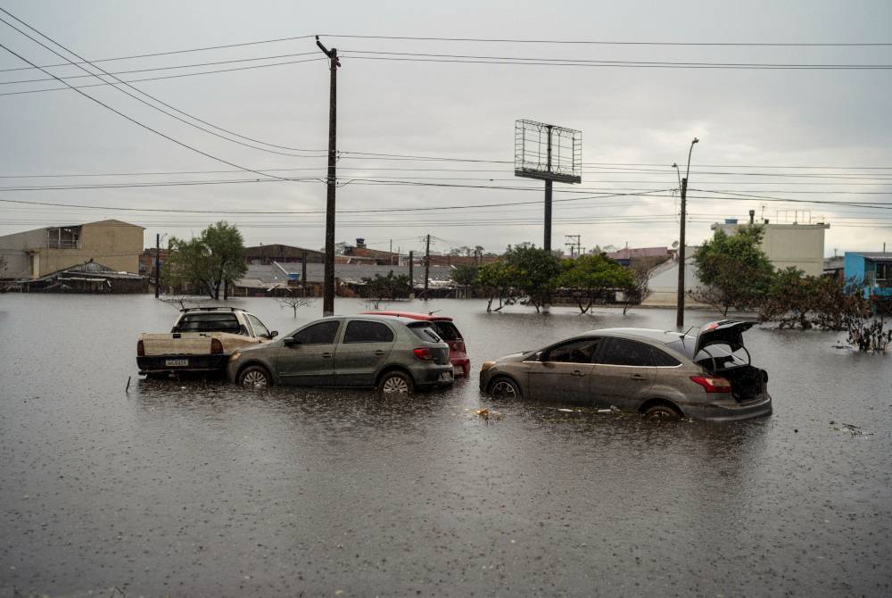 Kenderaan yang terjejas akibat banjir, di bandar Porto Alegre, di Rio Grande do Sul, Brazil pada Khamis. Foto EPA