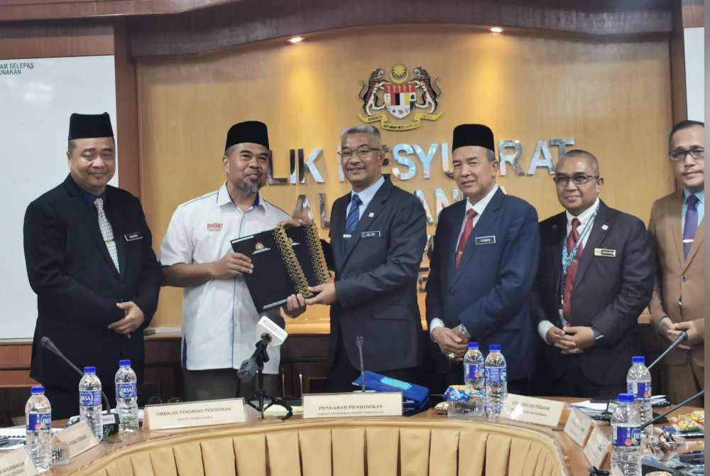 Jelani (tiga dari kiri) menyampaikan sijil penghargaan kepada sekolah cemerlang dalam SPM 2023 di majlis pengumuman keputusan peperiksaan itu di JPNT pada Isnin.