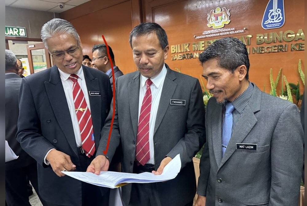 Mohamad (tengah) bersama dengan barisan pegawai kanan melihat keputusan SPM 2023 bagi negeri Kelantan pada Isnin.