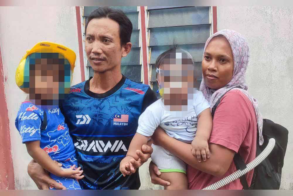 Mohd Azlan (dua dari kiri) dan Norhidayu ketika ditemui di Taman Kota Nelayan, Kuala Kedah pada Selasa.