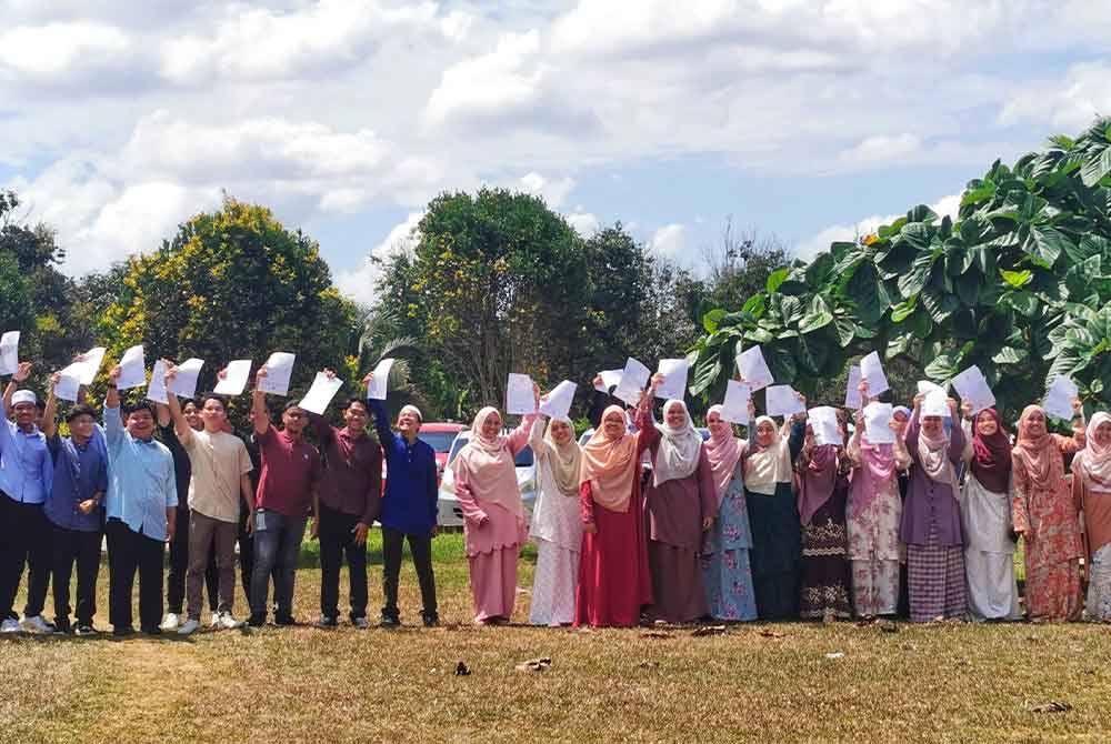 Sebahagian daripada 85 calon SPM 2023 di SM Imtiaz Kuala Terengganu diraikan ibu bapa dalam satu majlis diadakan di Masjid Al Hidayah Kampung Banggol Mempelam, di Kuala Terengganu pada Isnin.