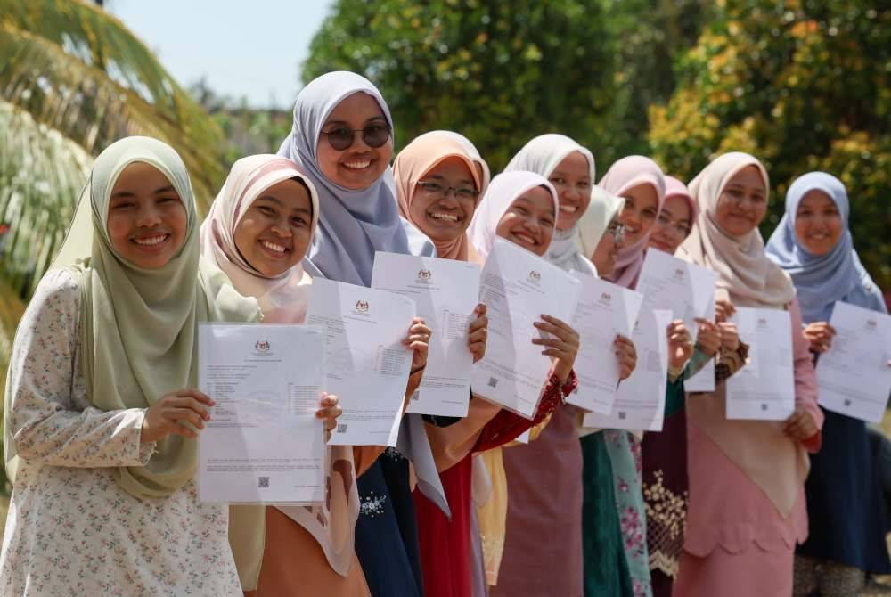 Calon peperiksaan SPM 2023 Sekolah Menengah Imtiaz Yayasan Terengganu Kuala Terengganu meraikan kejayaan setelah memperoleh keputusan cemerlang semasa ditemui di perkarangan Masjid Al Hidayah, Kampung Banggol Mempelam, Kuala Terengganu hari ini. Foto Bernama
