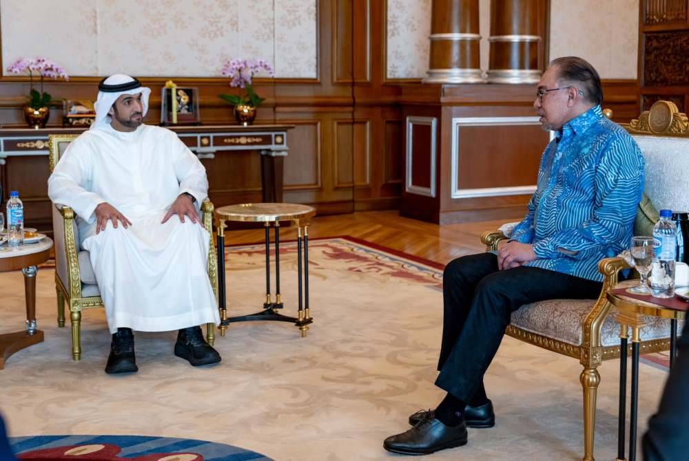 Perdana Menteri menerima kunjungan hormat Ketua Pegawai Eksekutif Mubadala Energy, Sheikh Mansoor Mohamed Al Hamed di pejabat beliau di Putrajaya. Foto Facebook Anwar Ibrahim