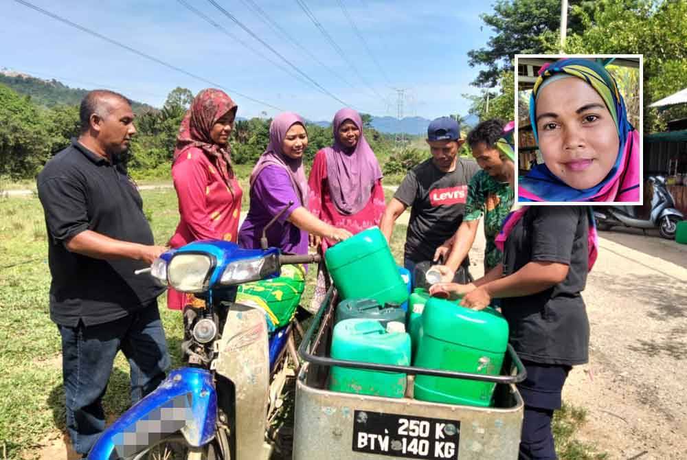 Penduduk mengambil air yang dibawa rakan sekampung selepas diupah mereka. Gambar kecil: Rosrasyida